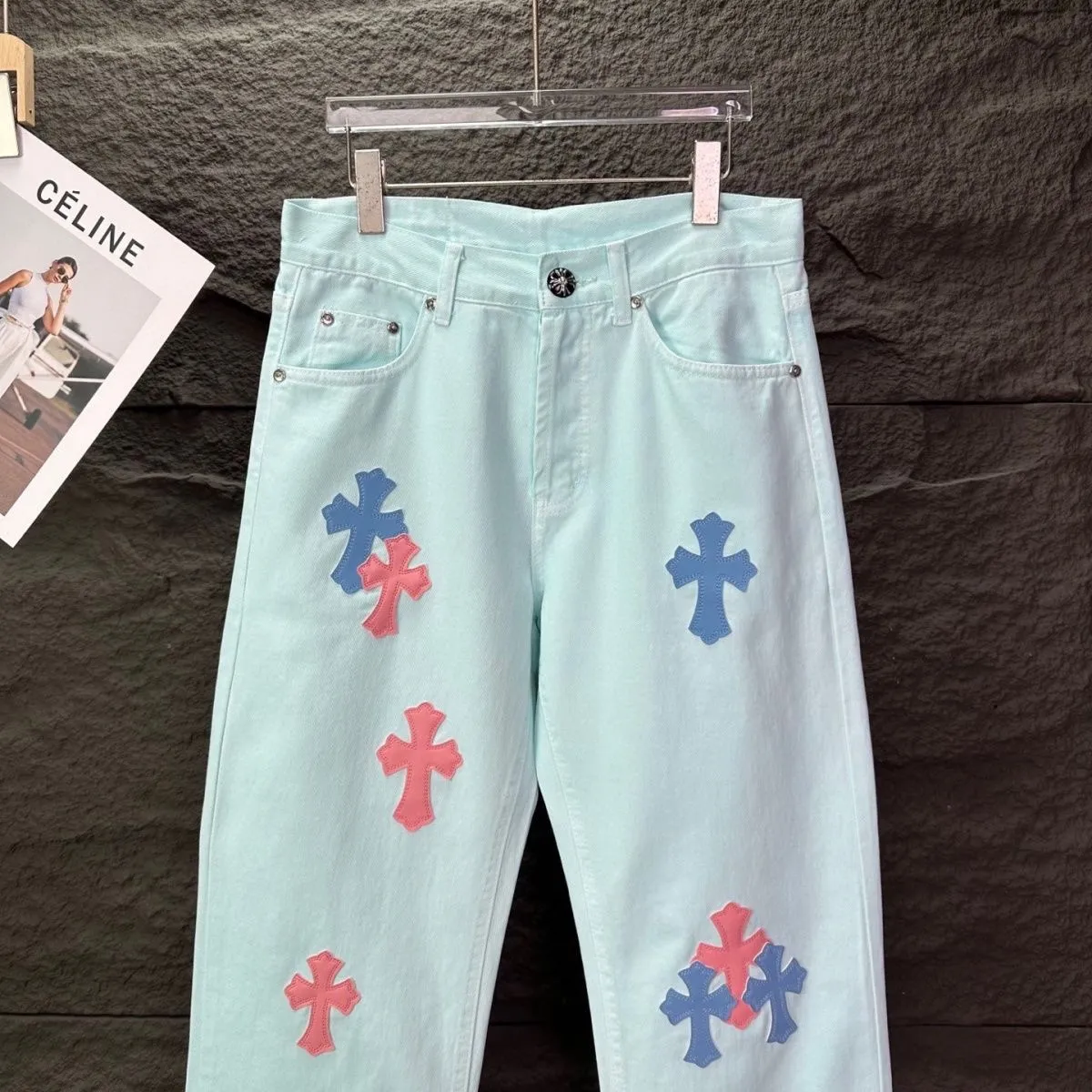P270 💰 (Top version) CHROME HEARTS 25ss dopamine light blue cross-painted leather washed jeans - Full of exploring the ultimate in fashion, Chrome Hearts' new Chrome Hearts pants not only present a unique style, the fresh ice blue color looks particularly youthful and energetic. The mid-high waist design is paired with a lazy and casual style, which not only shows long legs but also maintains a casual feel. It is a must-have fashion choice for trendy men and trendy women. Color: Dopamine light blue Size: 28-30-32-34-36 (corresponds to S-M-L-XL-XXL)